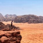 Wijds uitzicht over de woestijn en rotsen in Wadi Rum, Aqaba, Jordanië.